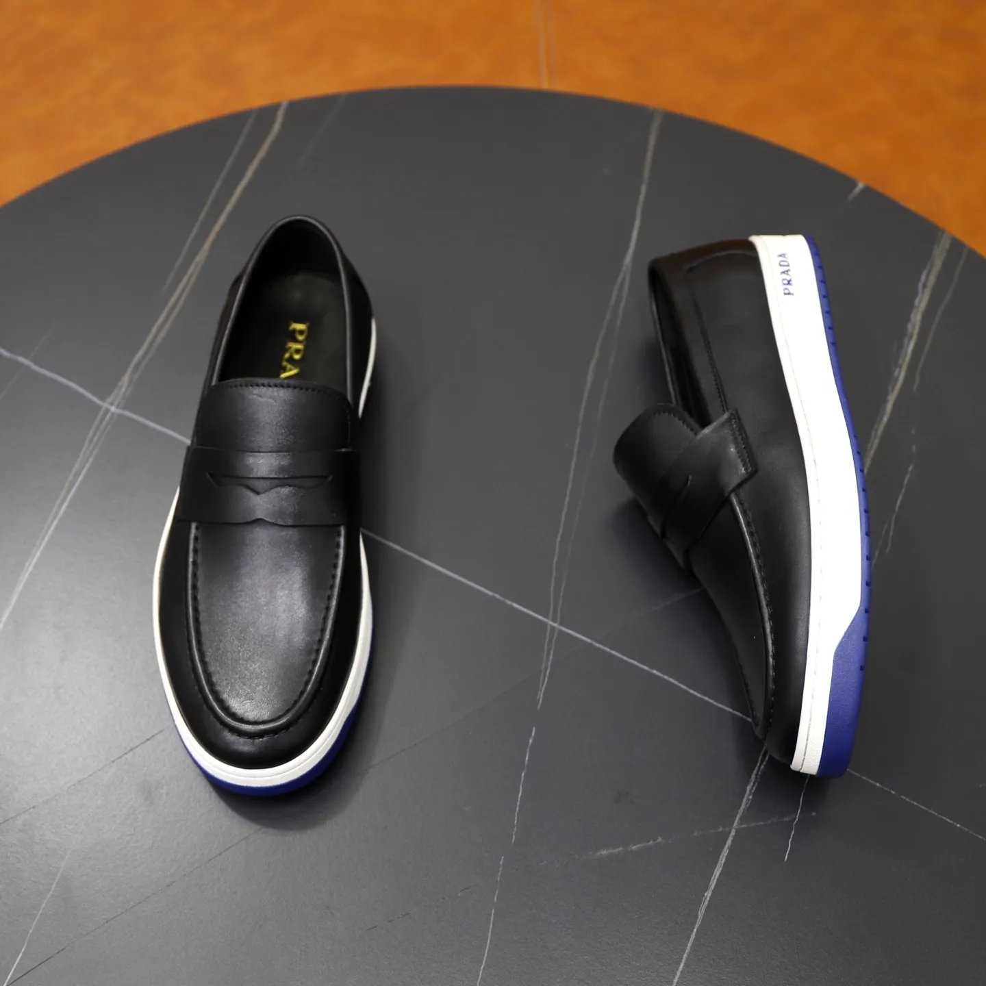 Factory price: 💰640 Prada classic men’s lace-up casual shoes | Imported cowhide upper | Upper stitching layered design, light and breathable | Soft and comfortable | Decorated with PRADA letters on the side | Distinctive sports style, showing the brand style | Lightweight concave and convex pattern rubber soles | Matched with cowhide foot pad lining | Excellent foot feel, fashionable and elegant | Size: 38-44 (45 customized)